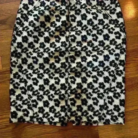 Ann Taylor pencil skirt NWOT size 4. Black and cream zipper in back. - Picture 5 of 9